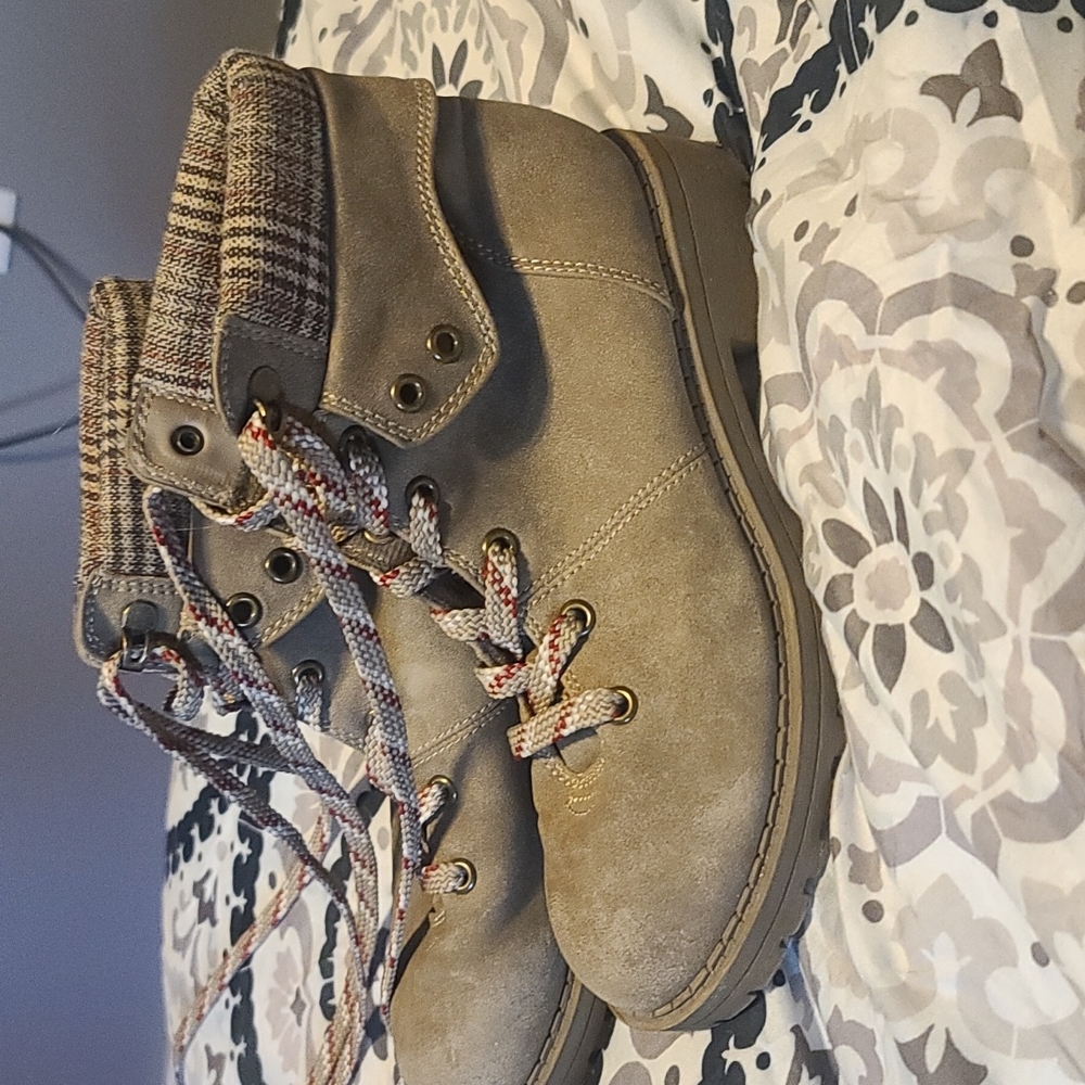 Woman size 6 boots barely worn